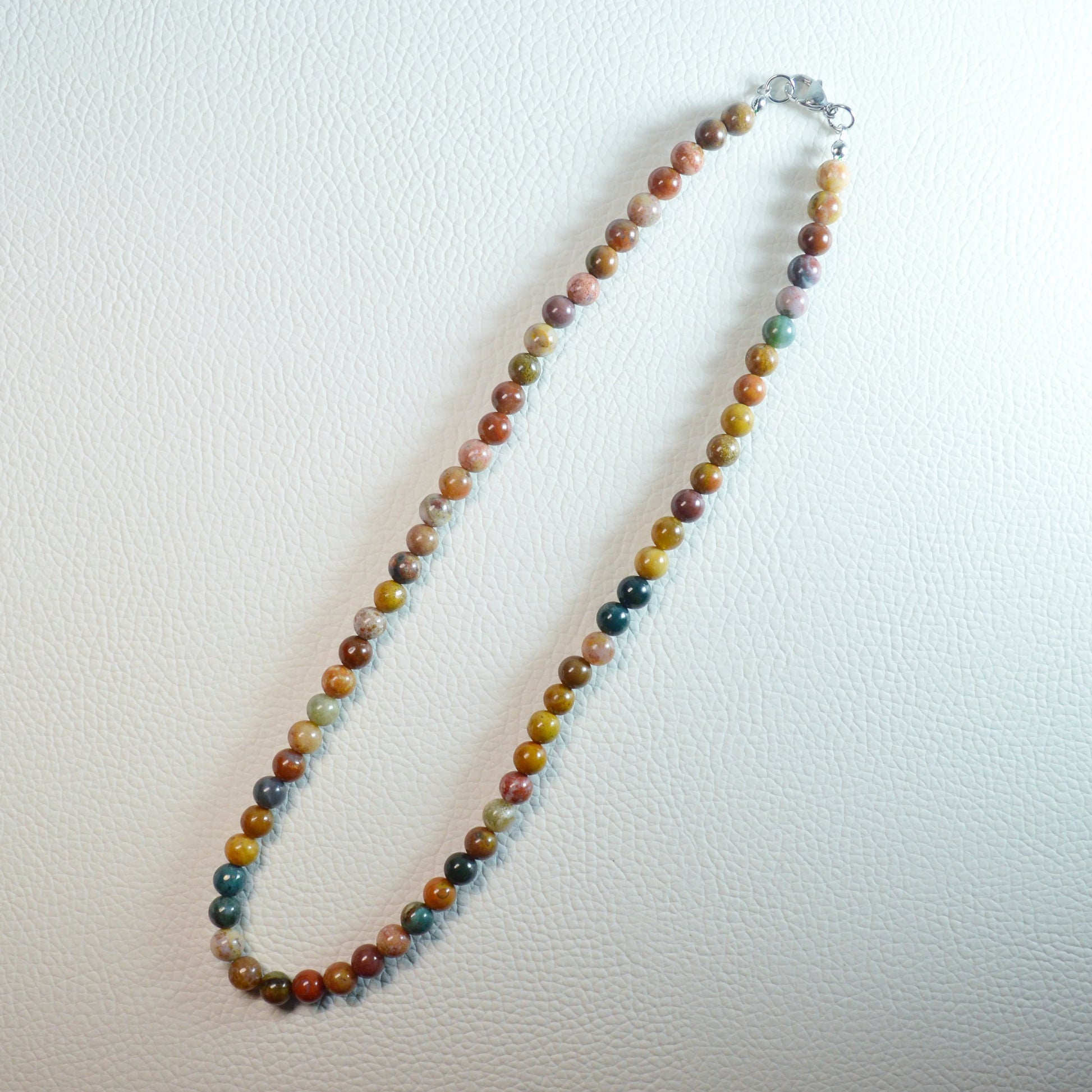 Ozeanjaspis Perlenkette aus 6mm Naturstein – Kristallschmuck mit Metallverschluss. Gesamtansicht.