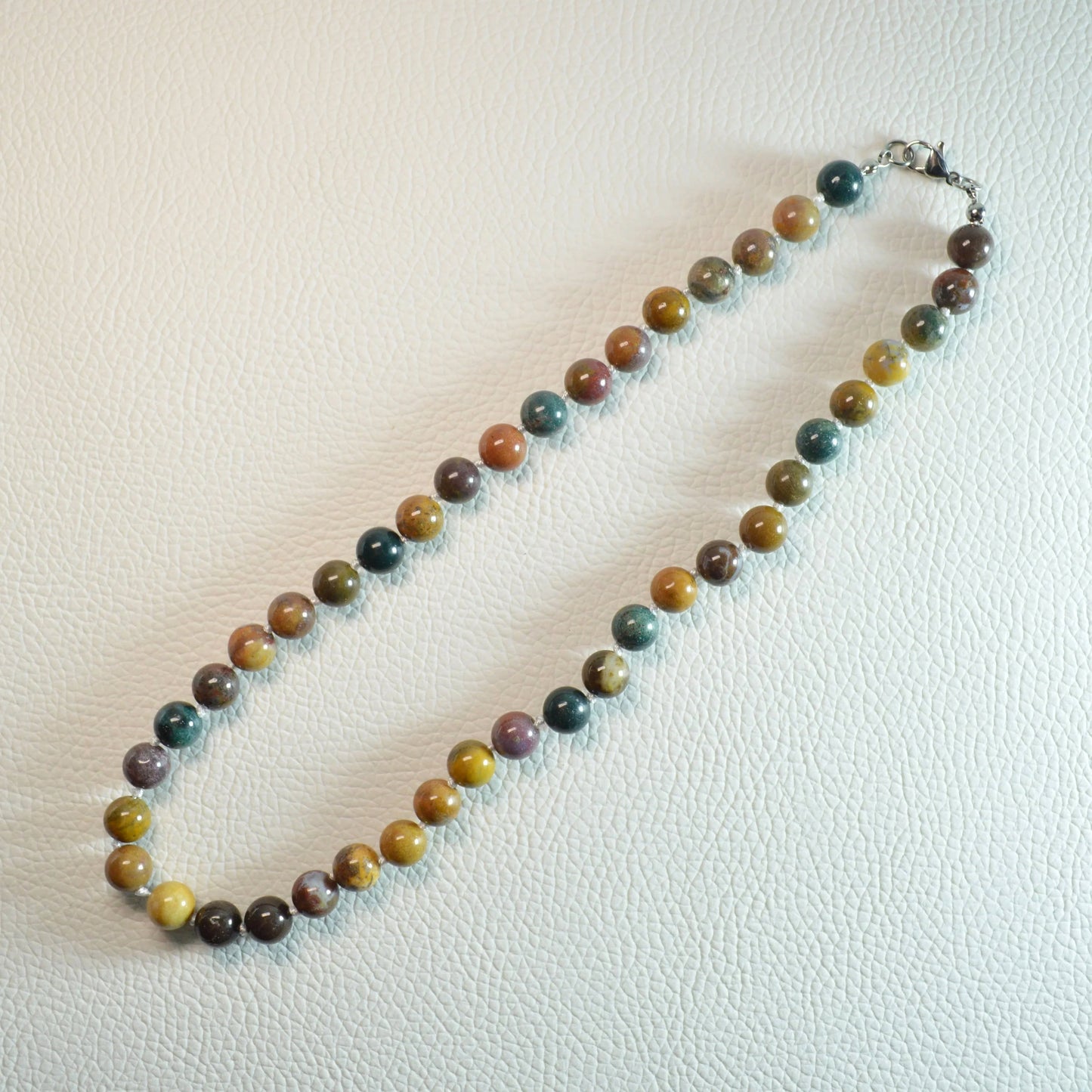 Ozeanjaspis Perlenkette aus 8mm Naturstein – Kristallschmuck mit Metallverschluss. Gesamtansicht.
