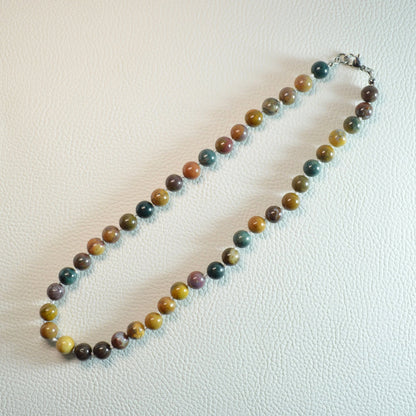 Ozeanjaspis Perlenkette aus 8mm Naturstein – Kristallschmuck mit Metallverschluss. Gesamtansicht.