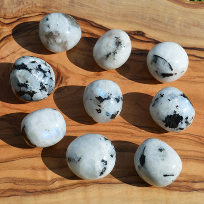 Regenbogenmondstein (weißer Labradorit) Trommelstein, verschiedene Größen