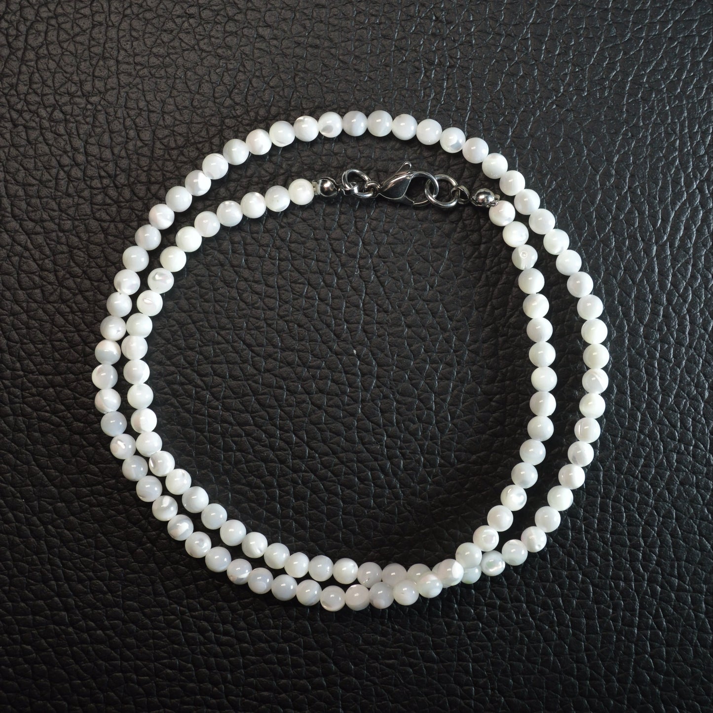 Elegante Perlmutt Kette mit 4mm Perlen – perfekt als Geschenk oder für den Alltag.