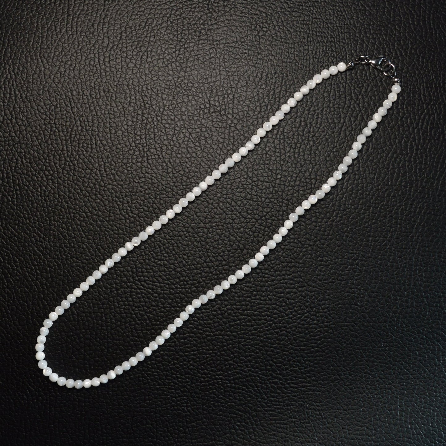 Perlmutt Perlenkette aus 4mm Naturschmuck mit Metallverschluss. Gesamtansicht.