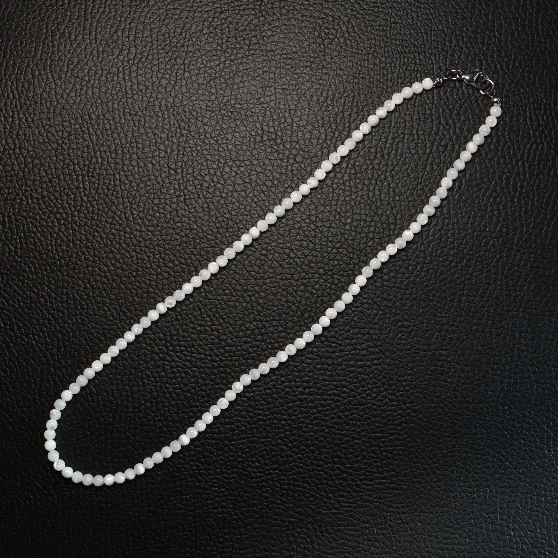 Perlmutt Perlenkette aus 4mm Naturschmuck mit Metallverschluss. Gesamtansicht.