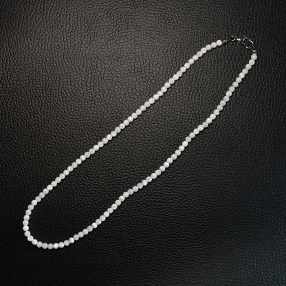 Perlmutt Perlenkette aus 4mm Naturschmuck mit Metallverschluss. Gesamtansicht.