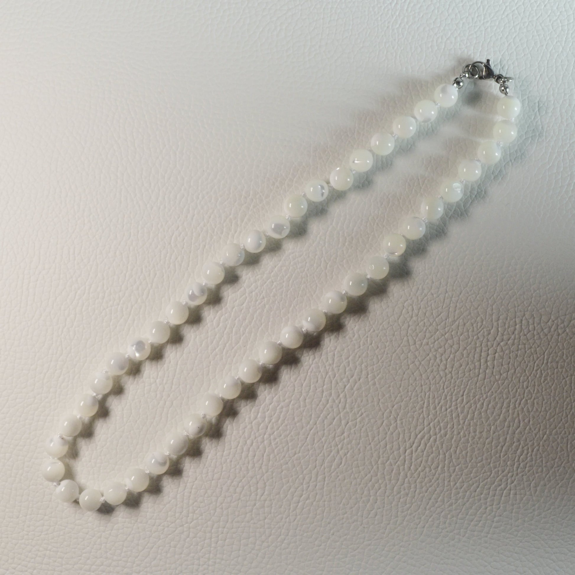 Perlmutt Perlenkette aus 8mm Naturschmuck mit Metallverschluss. Gesamtansicht.