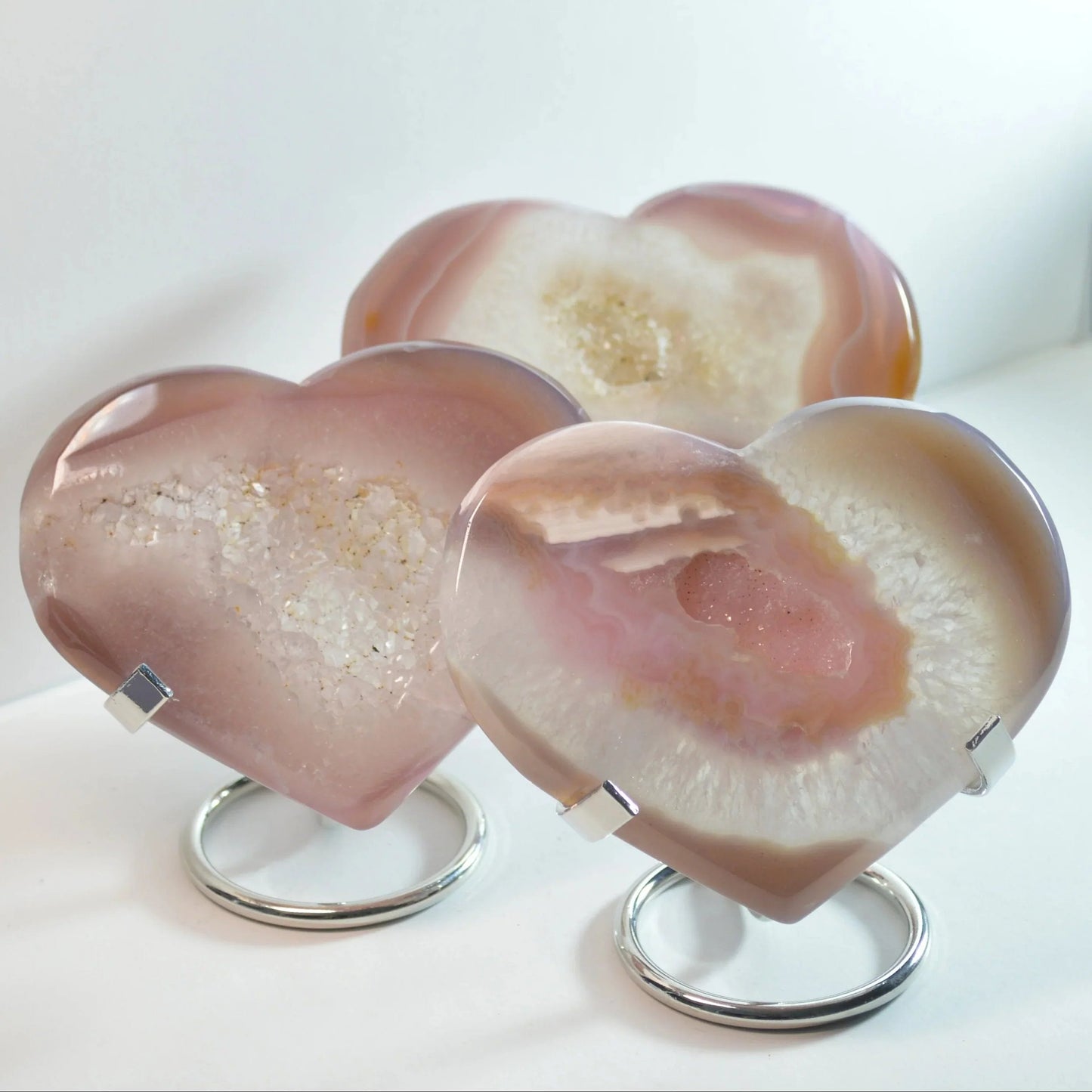 Pink Achat Herz auf Halterung – wunderschönes Naturstein-Unikat als Kristall-Dekoration.