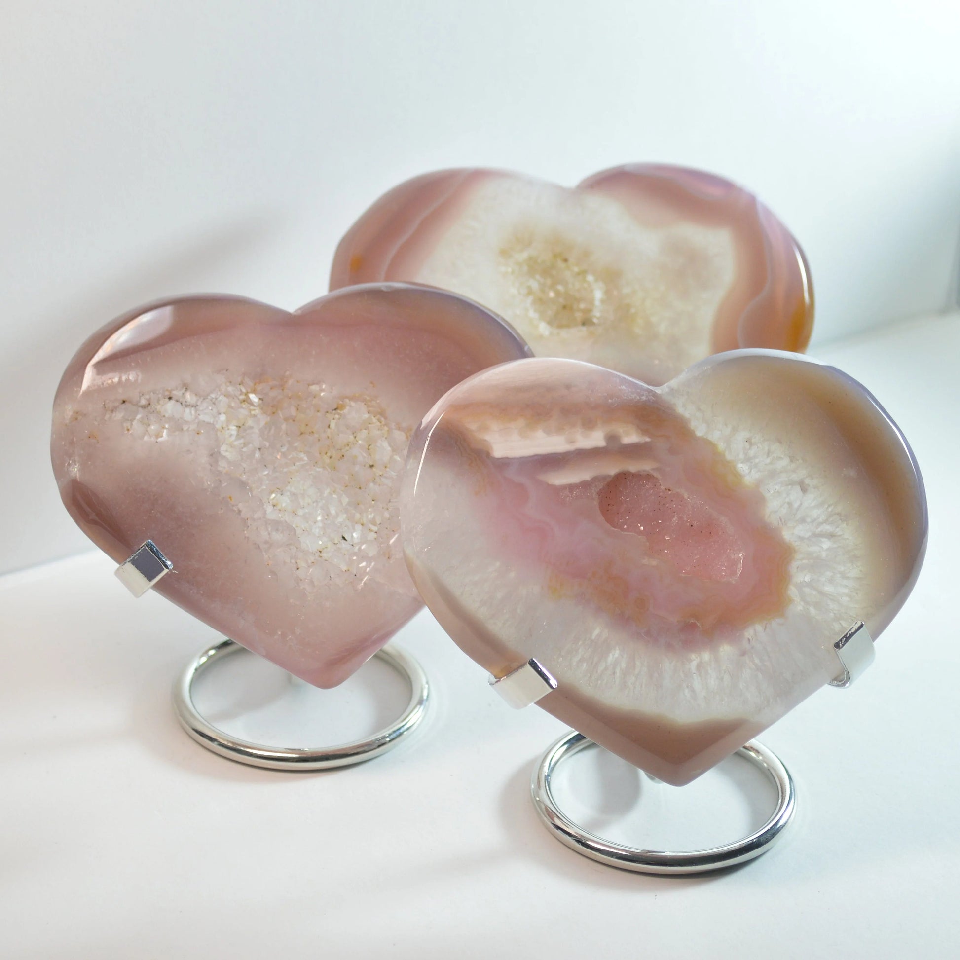 Pink Achat Herz auf Halterung – Vorderansicht, dekorativer Naturstein, Kristall-Deko.