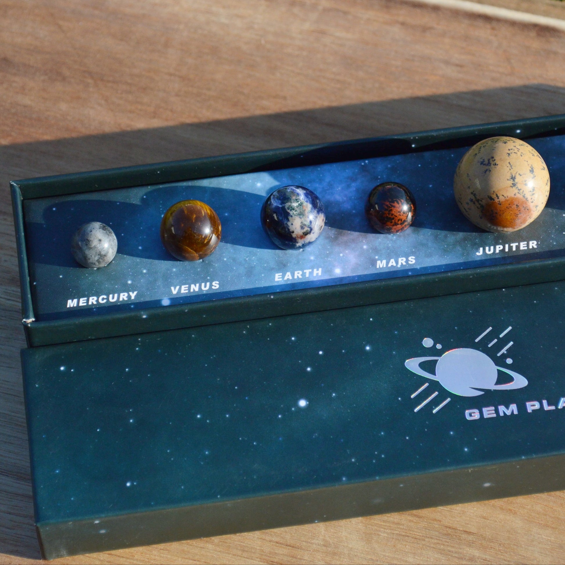 Detailaufnahme der Edelstein Planeten Kugeln aus Natursteinen linke Seite.