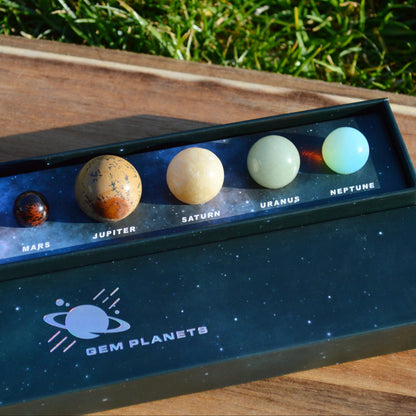 Detailaufnahme der Edelstein Planeten Kugeln aus Natursteinen rechte Seite.