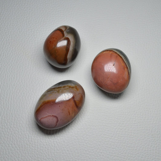 Polychromer Jaspis Trommelstein