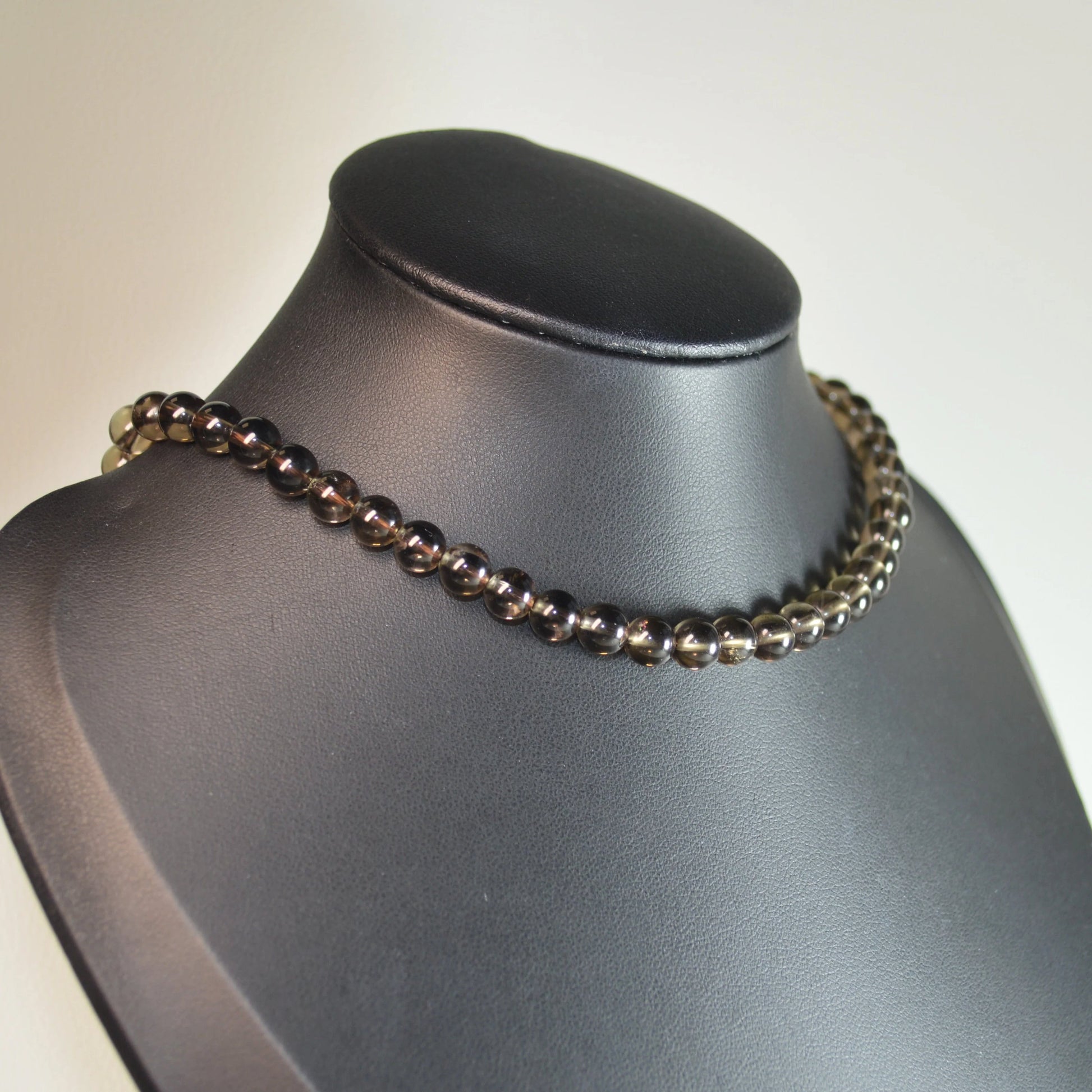 Elegante Rauchquarz Kette mit transparenten 6mm Kristallperlen auf Büste – perfekt als Geschenk oder für den Alltag.