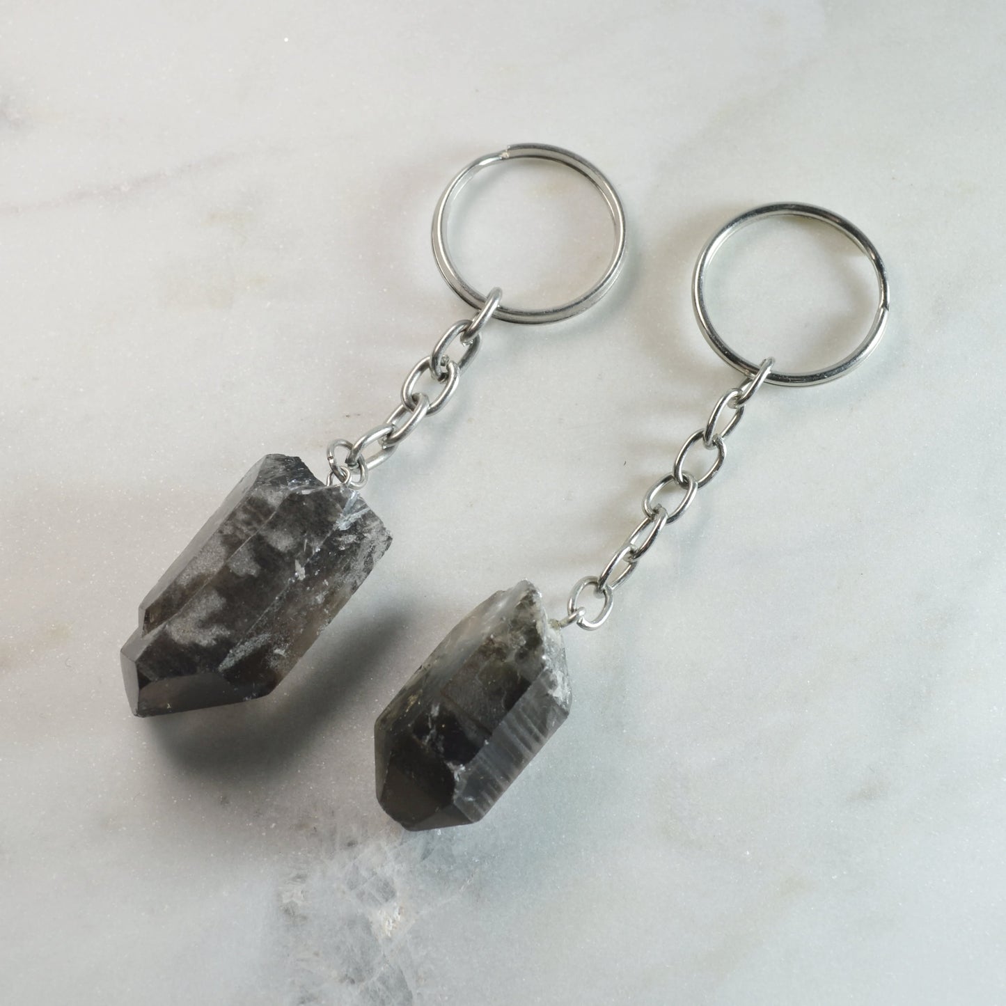Braun-schwarze Rauchquarz-Naturspitzen als Schlüsselanhänger.