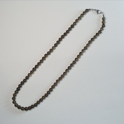Rauchquarz Perlenkette aus 6mm Naturstein – Kristallschmuck mit Metallverschluss. Gesamtansicht.