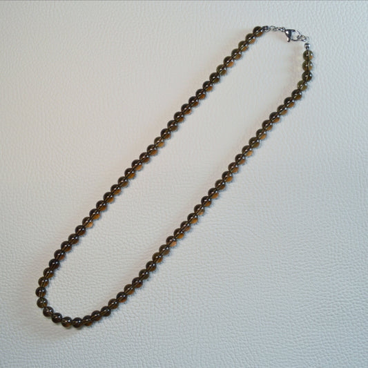 Rauchquarz Perlenkette aus 6mm Naturstein – Kristallschmuck mit Metallverschluss. Gesamtansicht.