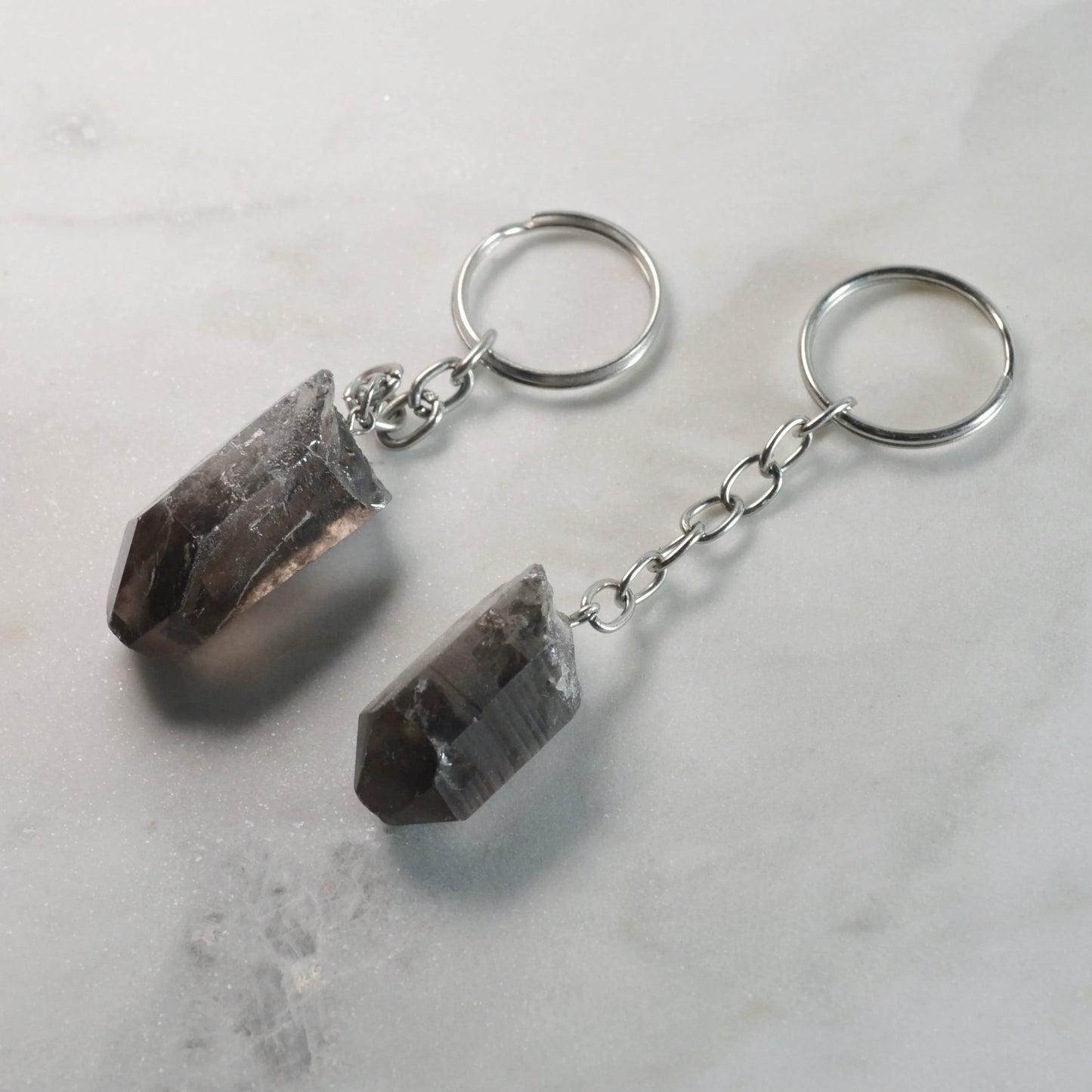Naturbelassener Rauchquarz-Schlüsselanhänger in Rohspitzen-Form.