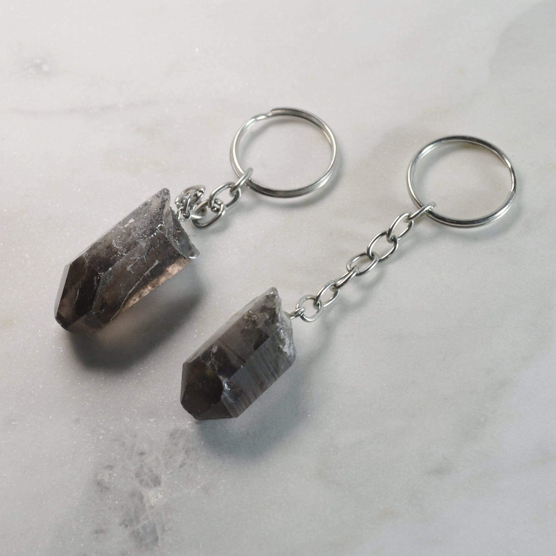 Naturbelassener Rauchquarz-Schlüsselanhänger in Rohspitzen-Form.