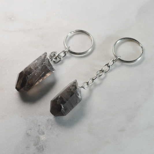Naturbelassener Rauchquarz-Schlüsselanhänger in Rohspitzen-Form.