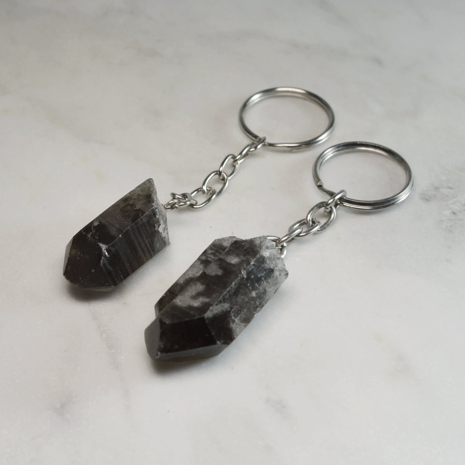 Rauchquarz Naturspitze als Schlüsselanhänger. Für Schutz & Erdung.