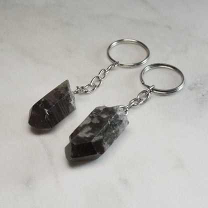 Rauchquarz Naturspitze als Schlüsselanhänger. Für Schutz & Erdung.