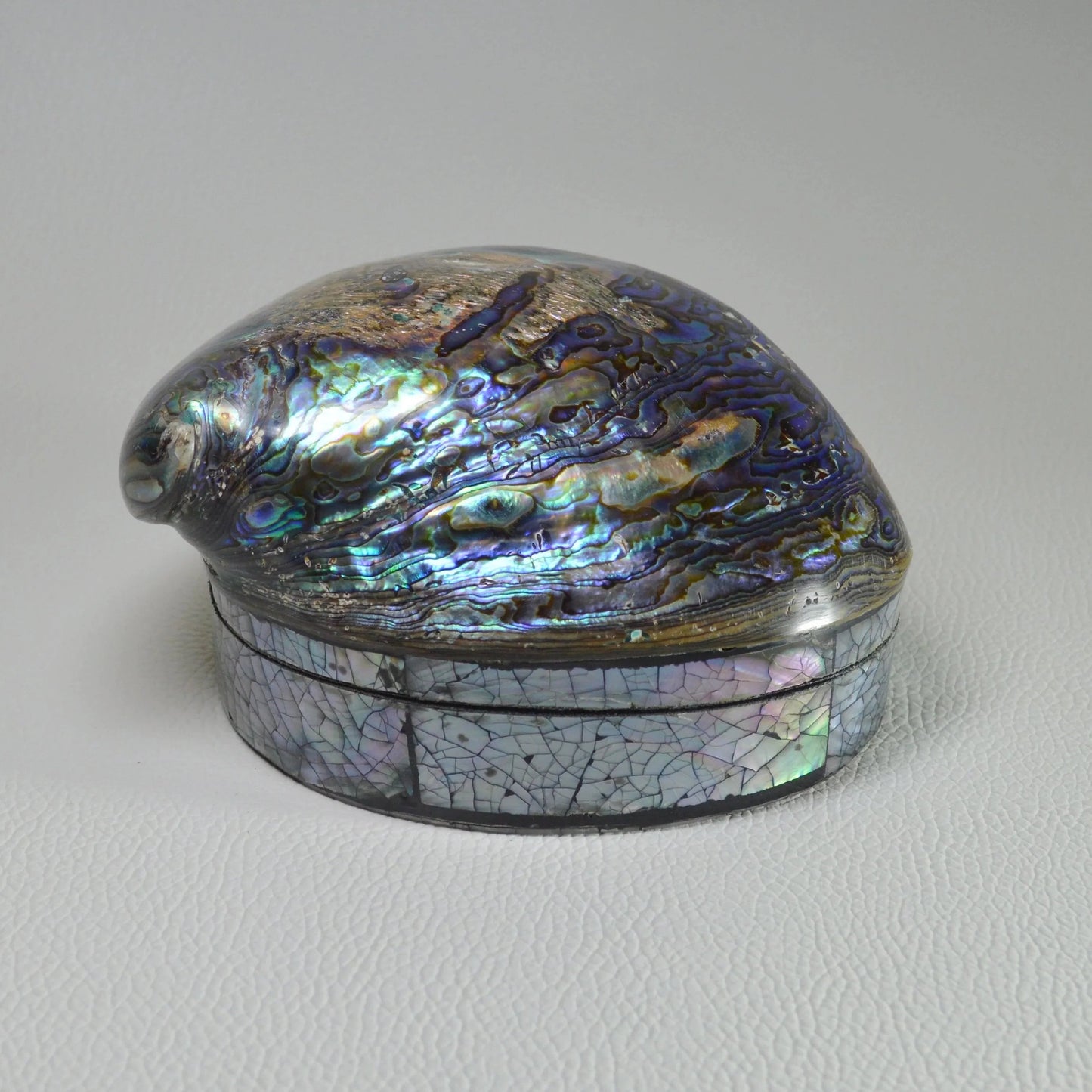 Edle Regenbogen Abalone Schmuckdose mit silbergrauem Perlmutt, schwarzer Stoffauskleidung zum Schutz deiner Schmuckstücke.