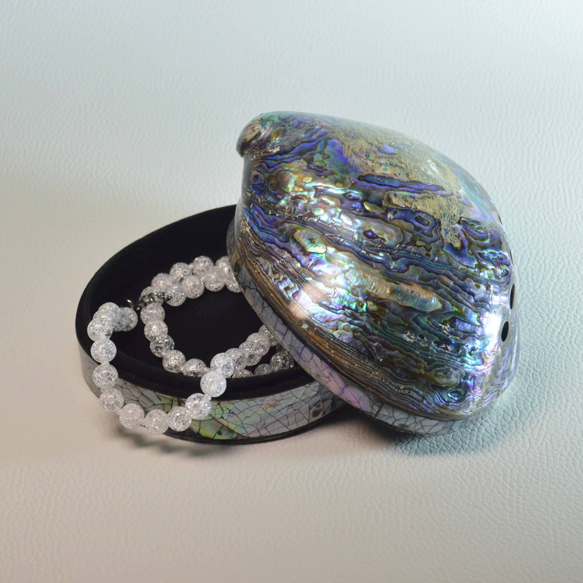 Handgefertigte Schmuckschatulle aus Regenbogen Abalone mit Perlmutt, elegante Aufbewahrung für Schmuckstücke. Verwendungsbeispiel.