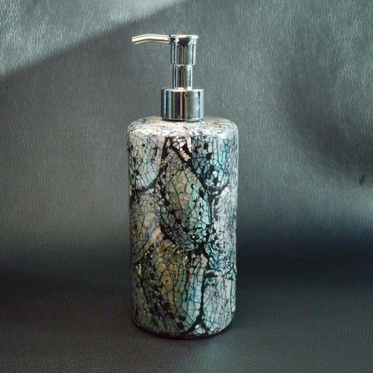 Seifenspender aus Regenbogen-Abalone, Gesamtansicht der schimmernden Paua-Muschel.