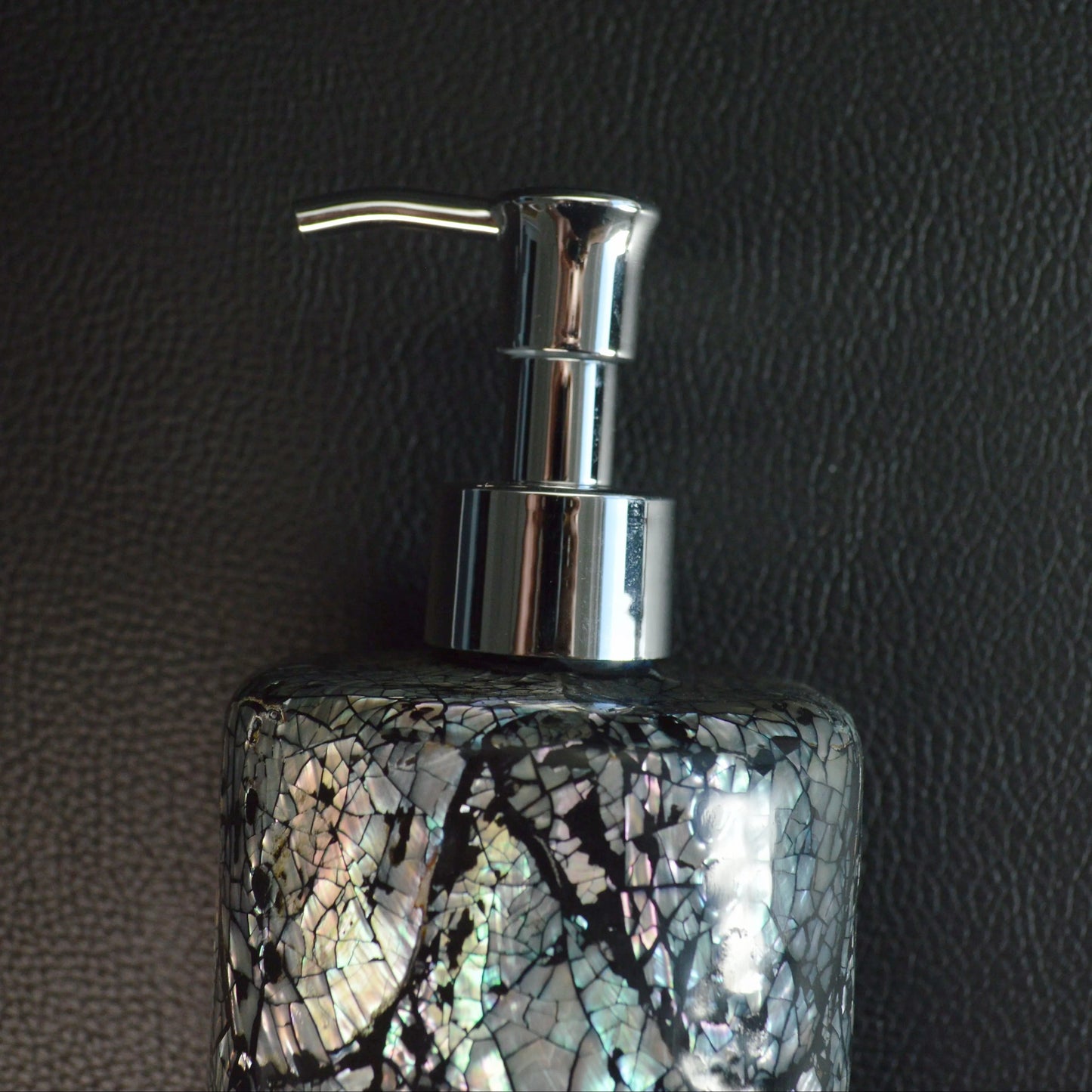 Detailaufnahme der Paua-Muschel auf dem Seifenspender – schillernde Regenbogenfarben und feine Handarbeit sichtbar.