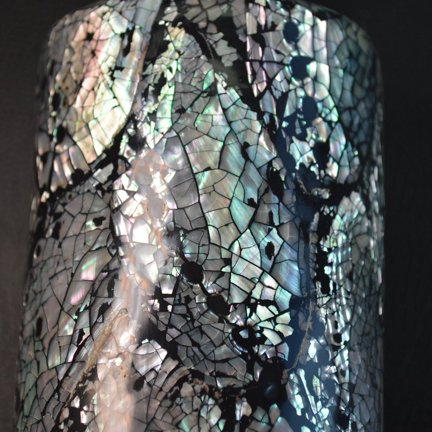 Seitenansicht des handgefertigten Seifenspenders aus Paua-Muschel (Haliotis asinina) – einzigartiges Farbspiel und Verarbeitung. Nahansicht.