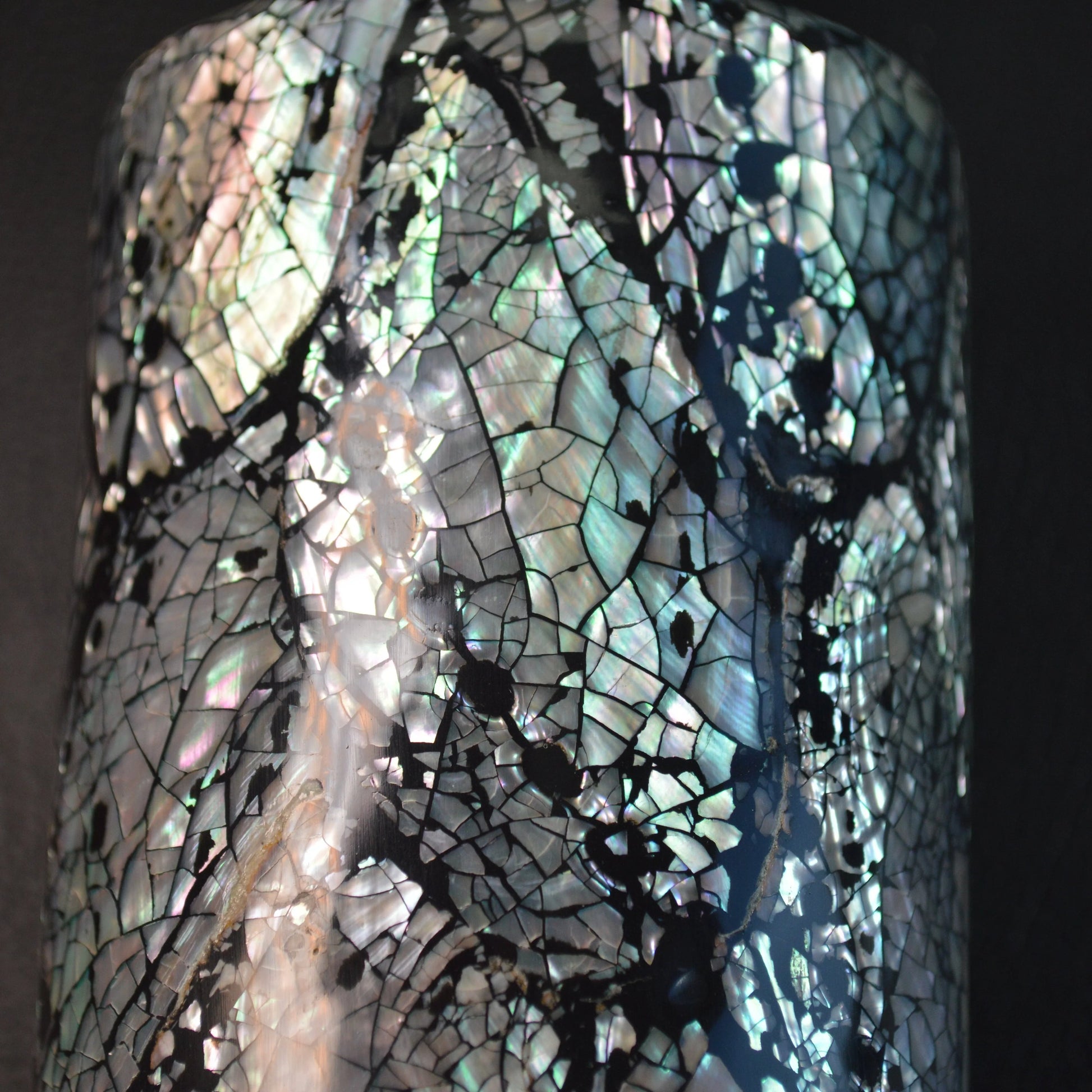 Seitenansicht des handgefertigten Seifenspenders aus Paua-Muschel (Haliotis asinina) – einzigartiges Farbspiel und Verarbeitung. Nahansicht.