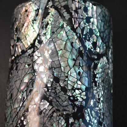 Seitenansicht des handgefertigten Seifenspenders aus Paua-Muschel (Haliotis asinina) – einzigartiges Farbspiel und Verarbeitung. Nahansicht.