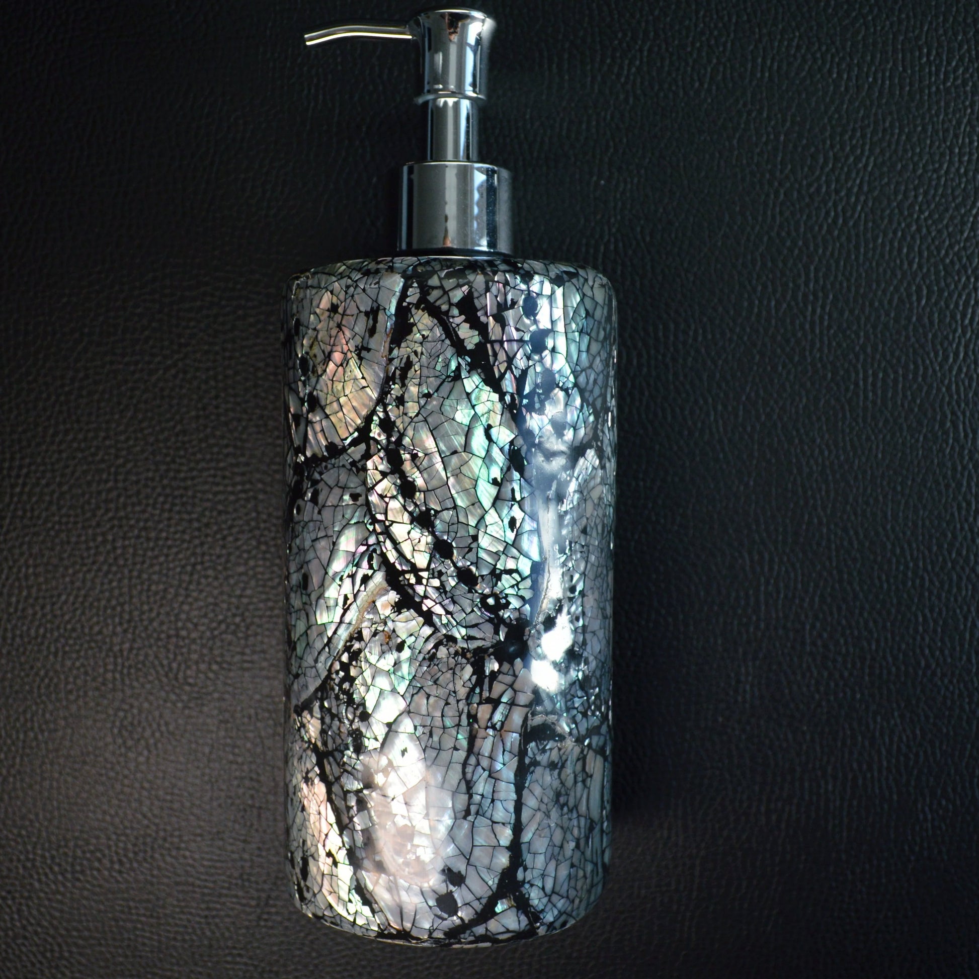 Handgefertigter Seifenspender aus Regenbogen-Abalone (Paua-Muschel, Haliotis asinina) – Vorderansicht mit natürlichem Farbspiel der Muschel.