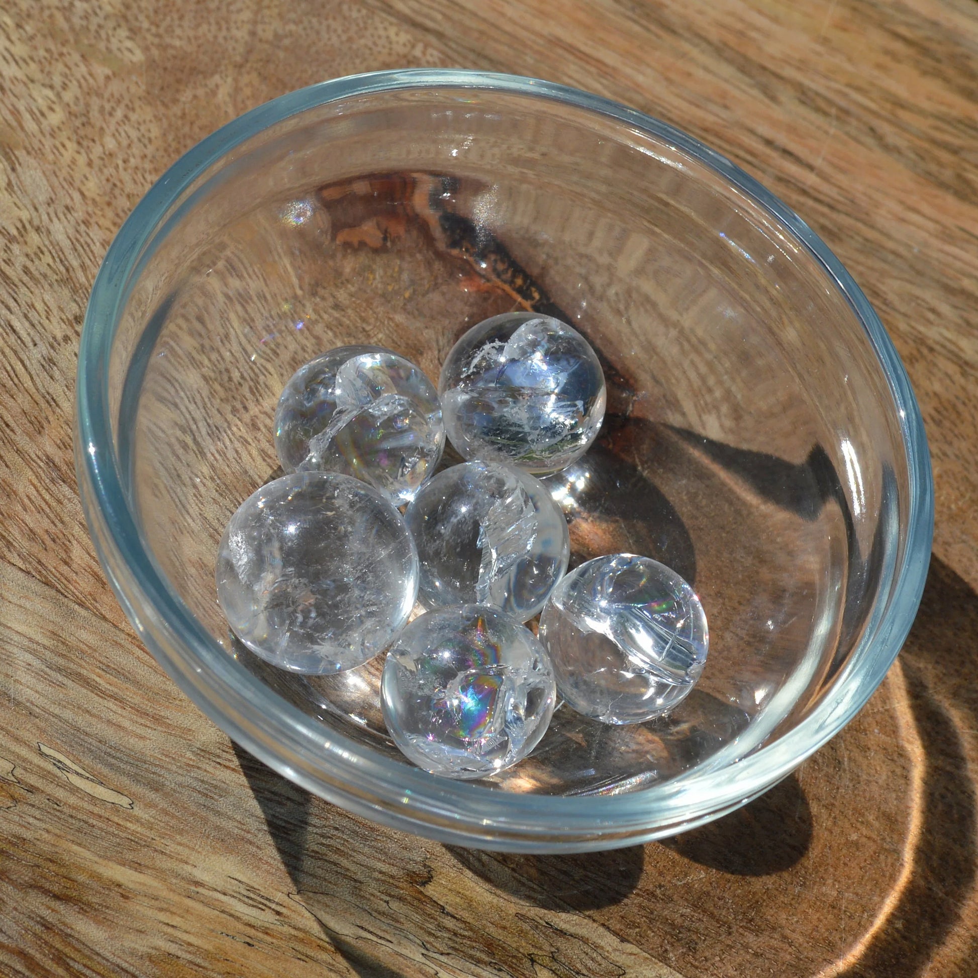 Regenbogen-Bergkristall Mini Kugel – 18–20mm mit einzigartigen Regenbogenreflexen.