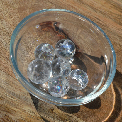 Regenbogen-Bergkristall Mini Kugel – 18–20mm mit einzigartigen Regenbogenreflexen.