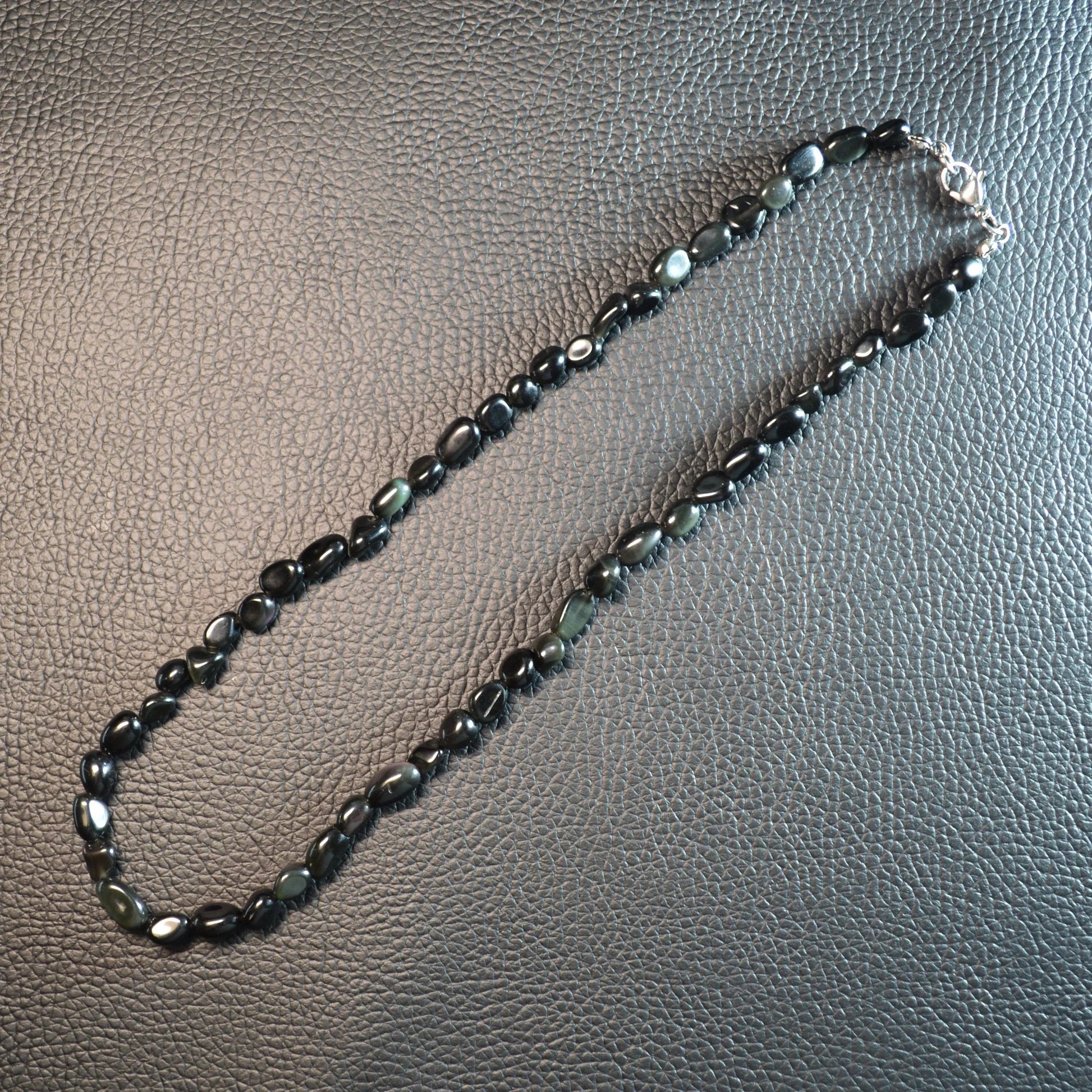 Regenbogen-Obsidian Nuggetkette aus  – Kristallschmuck mit Metallverschluss. Gesamtansicht.