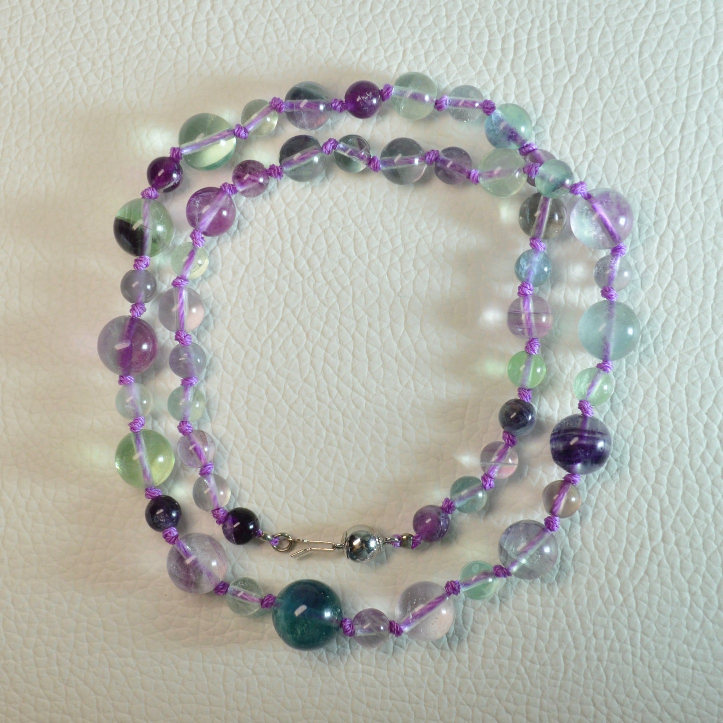 Regenbogenfluorit Halskette aus 5-10mm Natursteinperlen, 45 cm lang, mit Metallkugelsteckverschluss – Edelsteinschmuck.