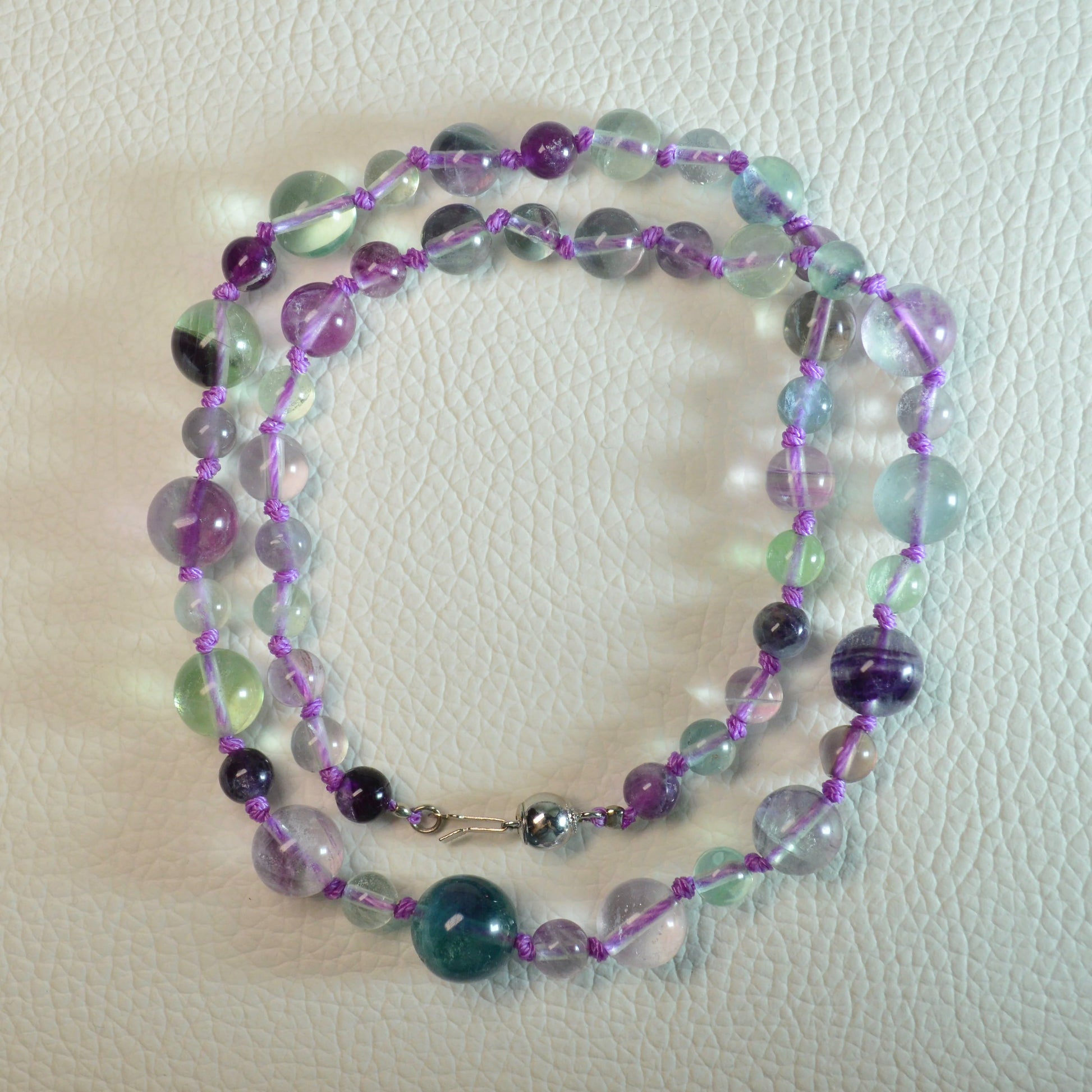 Regenbogenfluorit Halskette aus 5-10mm Natursteinperlen, 45 cm lang, mit Metallkugelsteckverschluss – Edelsteinschmuck.