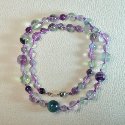 Regenbogenfluorit Halskette aus 5-10mm Natursteinperlen, 45 cm lang, mit Metallkugelsteckverschluss – Edelsteinschmuck.