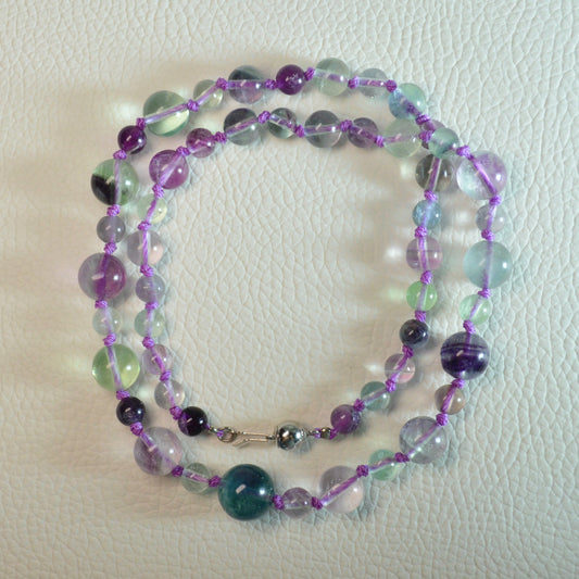 Regenbogenfluorit Halskette aus 5-10mm Natursteinperlen, 45 cm lang, mit Metallkugelsteckverschluss – Edelsteinschmuck.