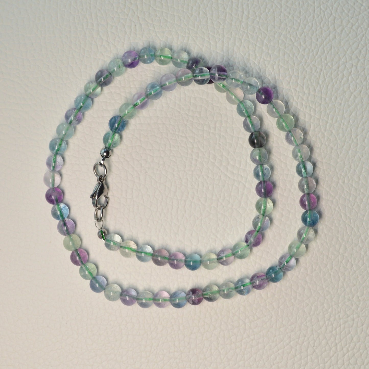Regenbogenfluorit Halskette aus 6mm Natursteinperlen, 45 cm lang, mit Metallverschluss – mehrfarbiger Edelsteinschmuck.