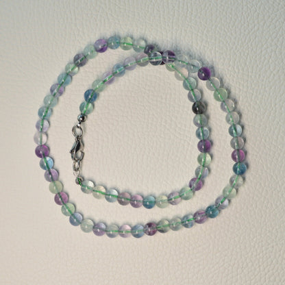 Regenbogenfluorit Halskette aus 6mm Natursteinperlen, 45 cm lang, mit Metallverschluss – mehrfarbiger Edelsteinschmuck.