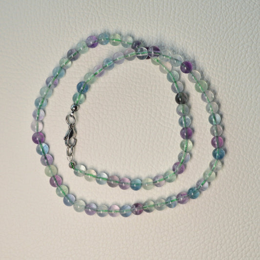 Regenbogenfluorit Halskette aus 6mm Natursteinperlen, 45 cm lang, mit Metallverschluss – mehrfarbiger Edelsteinschmuck.