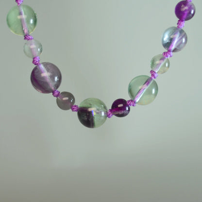 Echte Regenbogenfluorit Kette mit verlaufenden Kristallperlen – 45 cm Edelstein Halskette. Nahansicht.