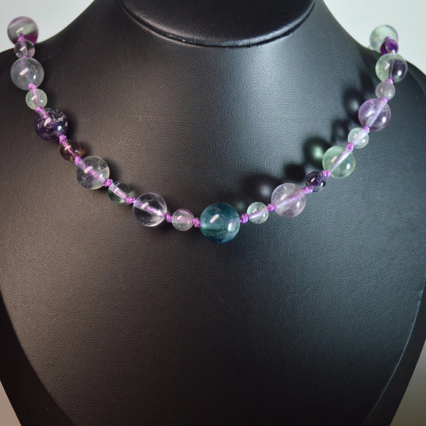 Elegante Regenbogenfluorit Kette mit 5-10mm Kristallperlen auf Büste – perfekt als Geschenk oder für den Alltag.