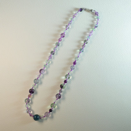 Regenbogenfluorit Perlenkette aus 5-10mm Naturstein – Kristallschmuck mit Metallkugelsteckverschluss. Gesamtansicht.