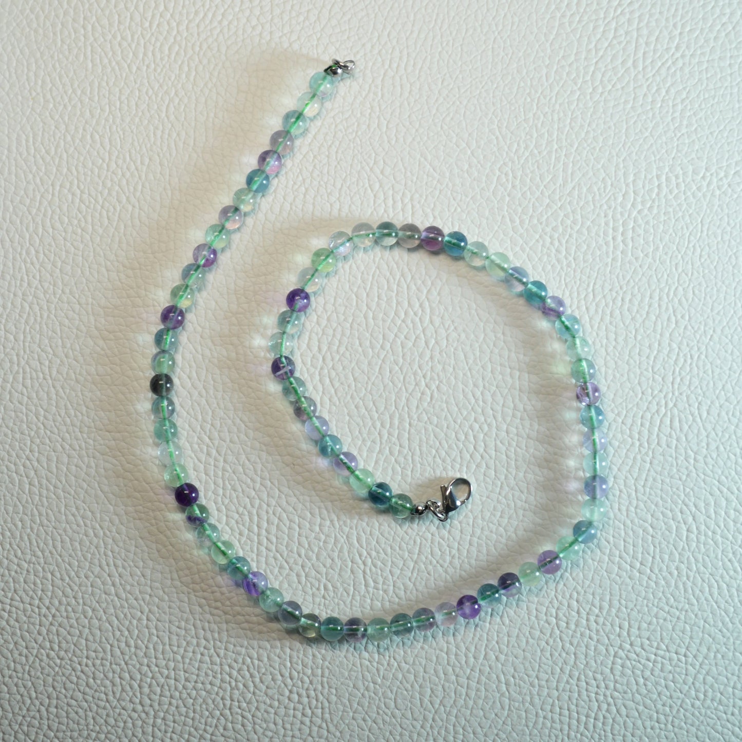 Regenbogenfluorit Perlenkette aus 6mm Naturstein – Kristallschmuck mit Metallverschluss. Gesamtansicht.