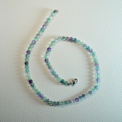 Regenbogenfluorit Perlenkette aus 6mm Naturstein – Kristallschmuck mit Metallverschluss. Gesamtansicht.