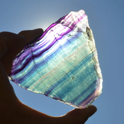 Regenbogenfluorit Platte – Nahaufnahme der Kristallstruktur bei Sonnenlicht, farbenfrohes Naturstein-Unikat.