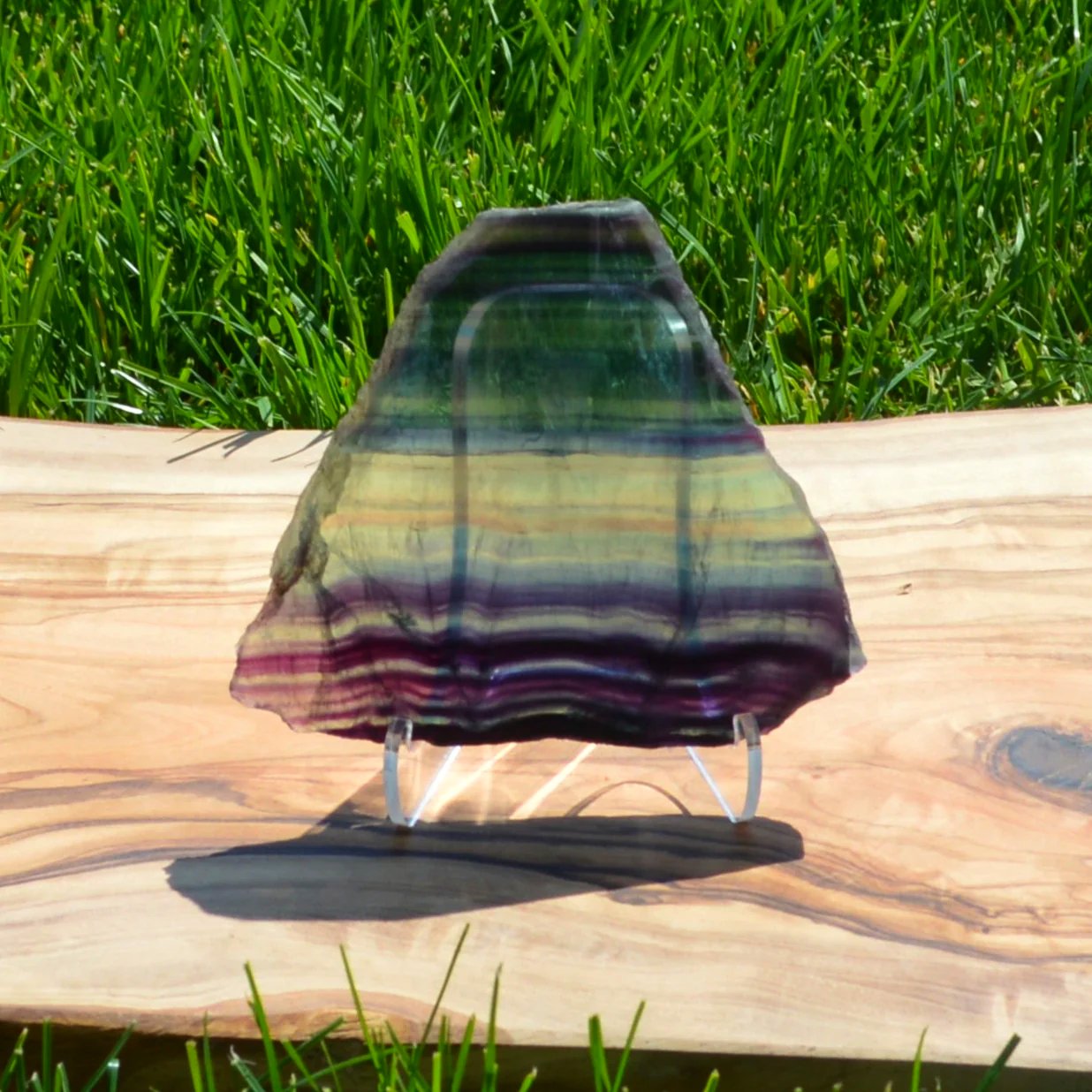 Regenbogenfluorit Platte – Vorderansicht, Kristall-Deko aus mehrfarbigem Fluorit Naturstein.