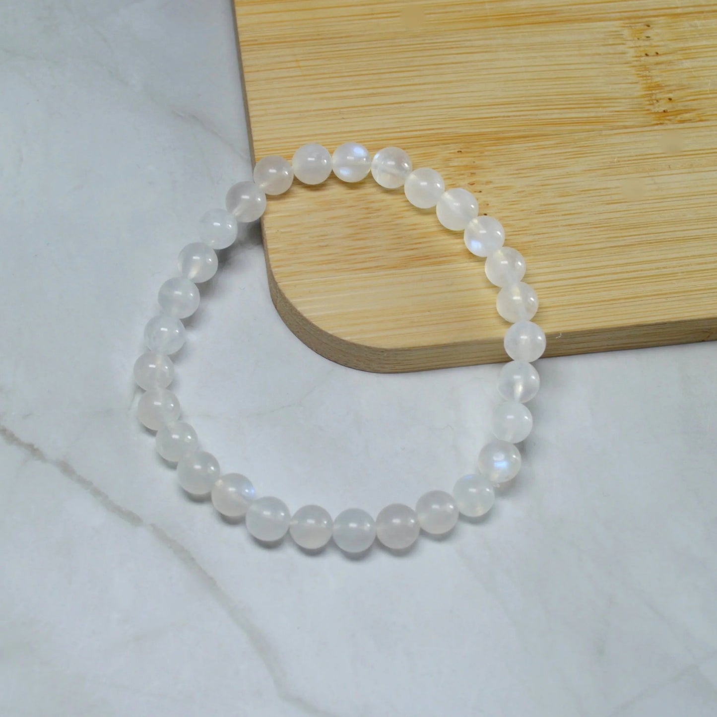 Regenbogenmondstein (weißer Labradorit) Armband mit hochwertigen 6mm Perlen, Einzelansicht.