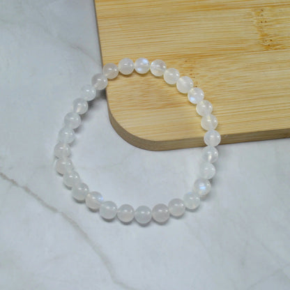 Regenbogenmondstein (weißer Labradorit) Armband mit hochwertigen 6mm Perlen, Einzelansicht.
